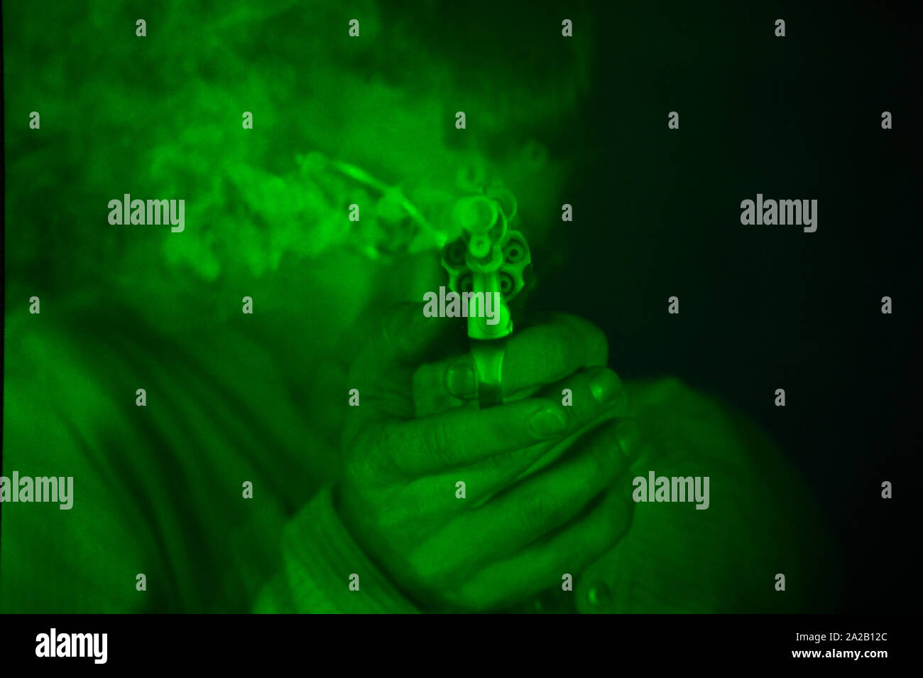 Mann hält smoking gun, 3D-Kunst Stockfoto