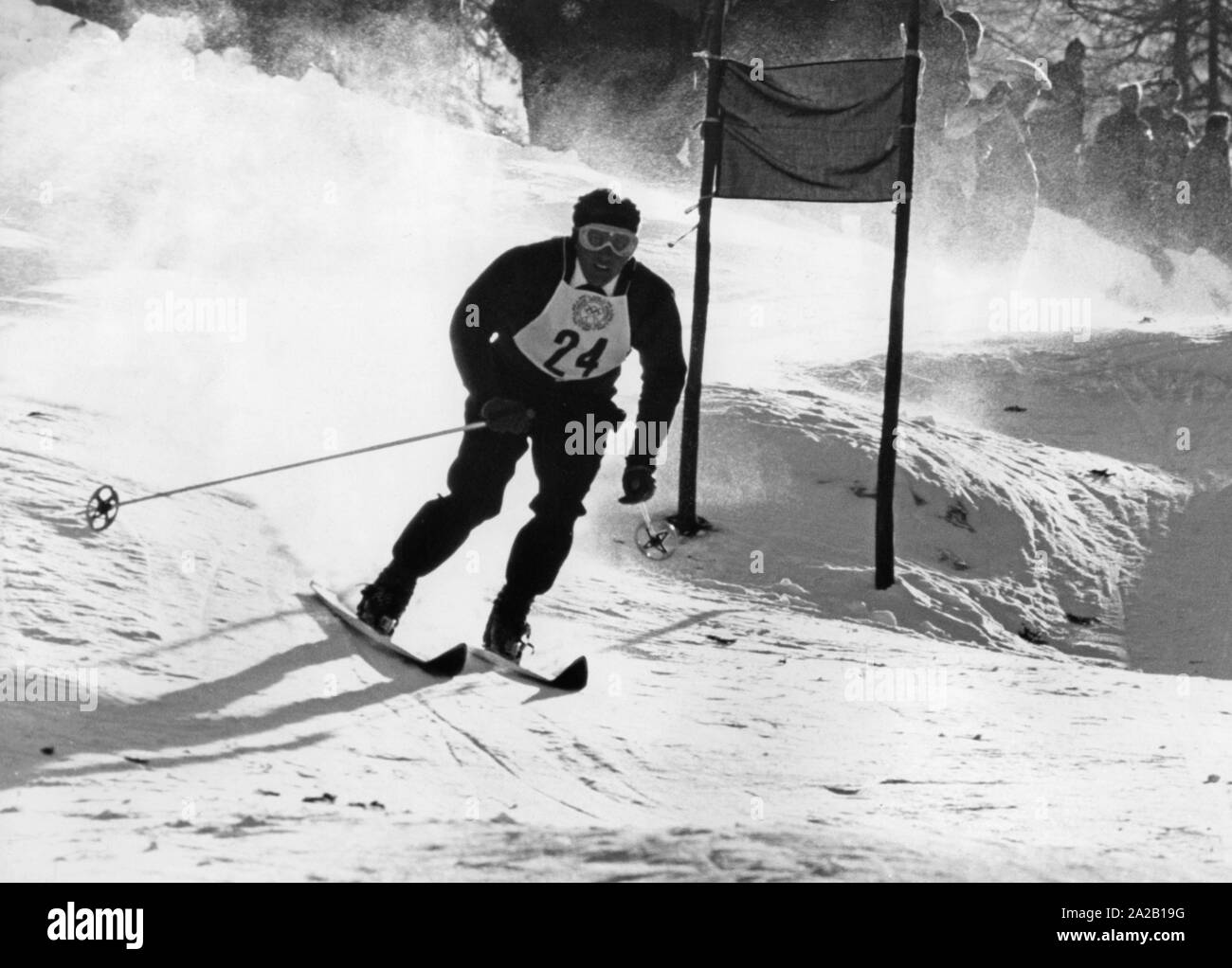 Das Bild zeigt einen Teilnehmer im Riesenslalom bei den Olympischen Winterspielen 1956 in Cortina d'Ampezzo. Es ist der Pol Josef Marusarz, die Chance ohne Medaille geblieben. Stockfoto