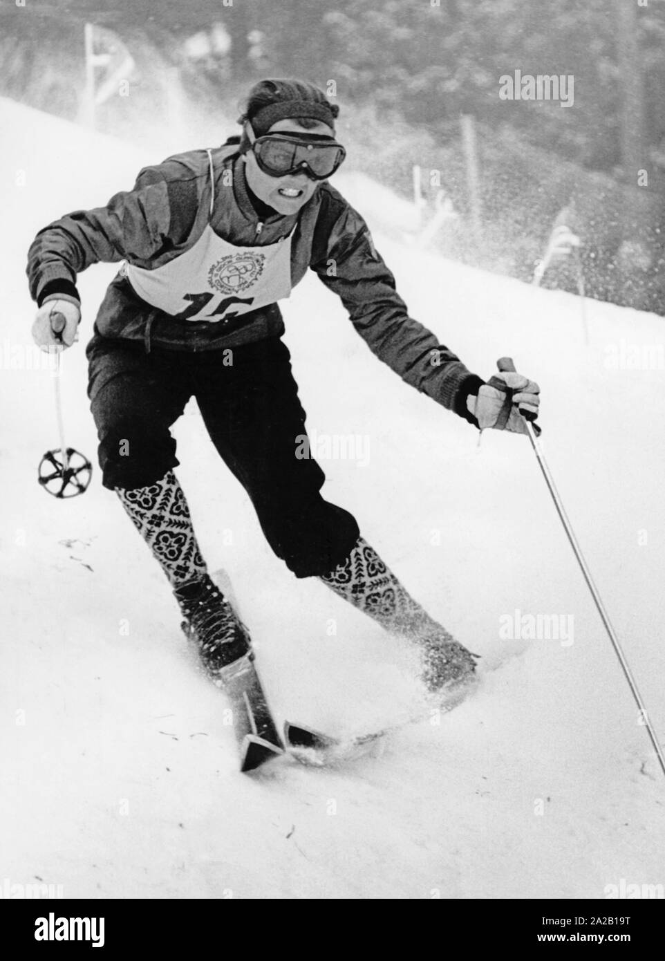 Das Bild zeigt die Amerikanische Andrea Mead-Lawrence während ihrer Riesenslalom ausführen. Sie erreichte den vierten Platz in diesem Wettbewerb. Der Riesenslalom war auf der Piste 'Canalone Tofana" statt. Die Goldmedaille ging an Rosa 'Ossi' Reichert. Stockfoto