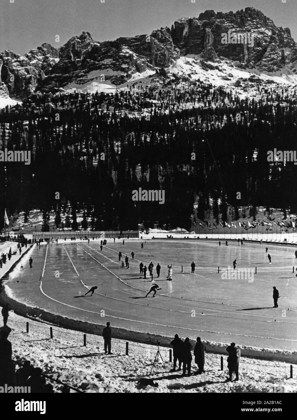 Das Bild zeigt die 500 Meter laufen bei den Olympischen Winterspielen 1956 in Cortina d'Ampezzo. Das Rennen fand auf dem gefrorenen See von Misurina. Stockfoto