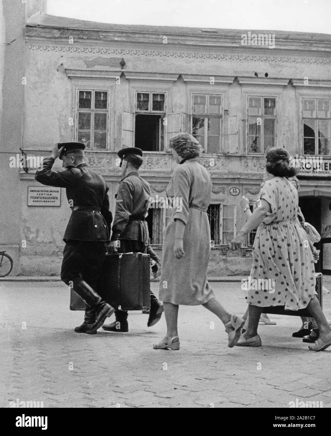 Zwei sowjetische Soldaten mit gepackten Koffern in Österreich - im Staatsvertrag war der Rückzug der alliierten Truppen. Stockfoto