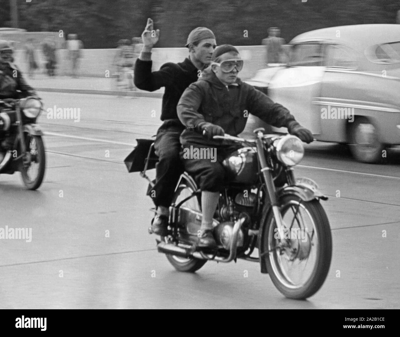Motorradfahrer mit Passagier auf einer Straße in Deutschland. Stockfoto