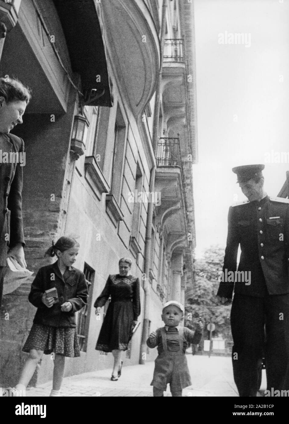 Ein sowjetischer Offizier geht mit seiner Familie durch eine österreichische Stadt. Undatiertes Foto, wahrscheinlich Anfang der 50er Jahre Stockfoto