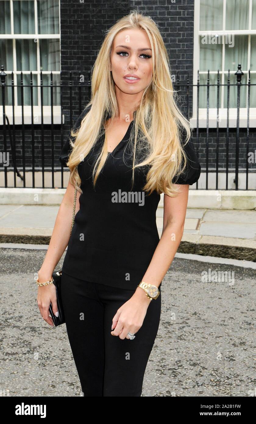 Petra Ecclestone. Die Tochter von Bernie Ecclestone und Meningitis Survivor ausgeliefert, eine Petition zu 10 Downing Street im Namen der Meningitis Vertrauen. Downing Street, London. Großbritannien Stockfoto