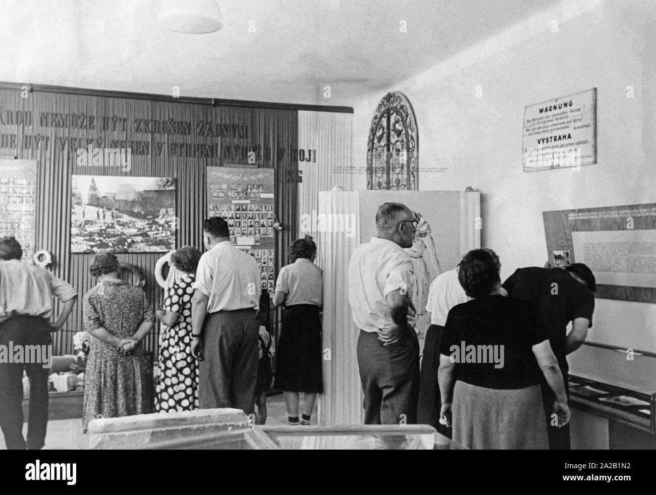 Besucher im Museum der Gedenkstätte Lidice betrachten die Exponate. Das Dorf Lidice wurde im Juni 1942 zerstört und die meisten der Bevölkerung ermordet oder deportiert (Undatiertes Foto). Stockfoto