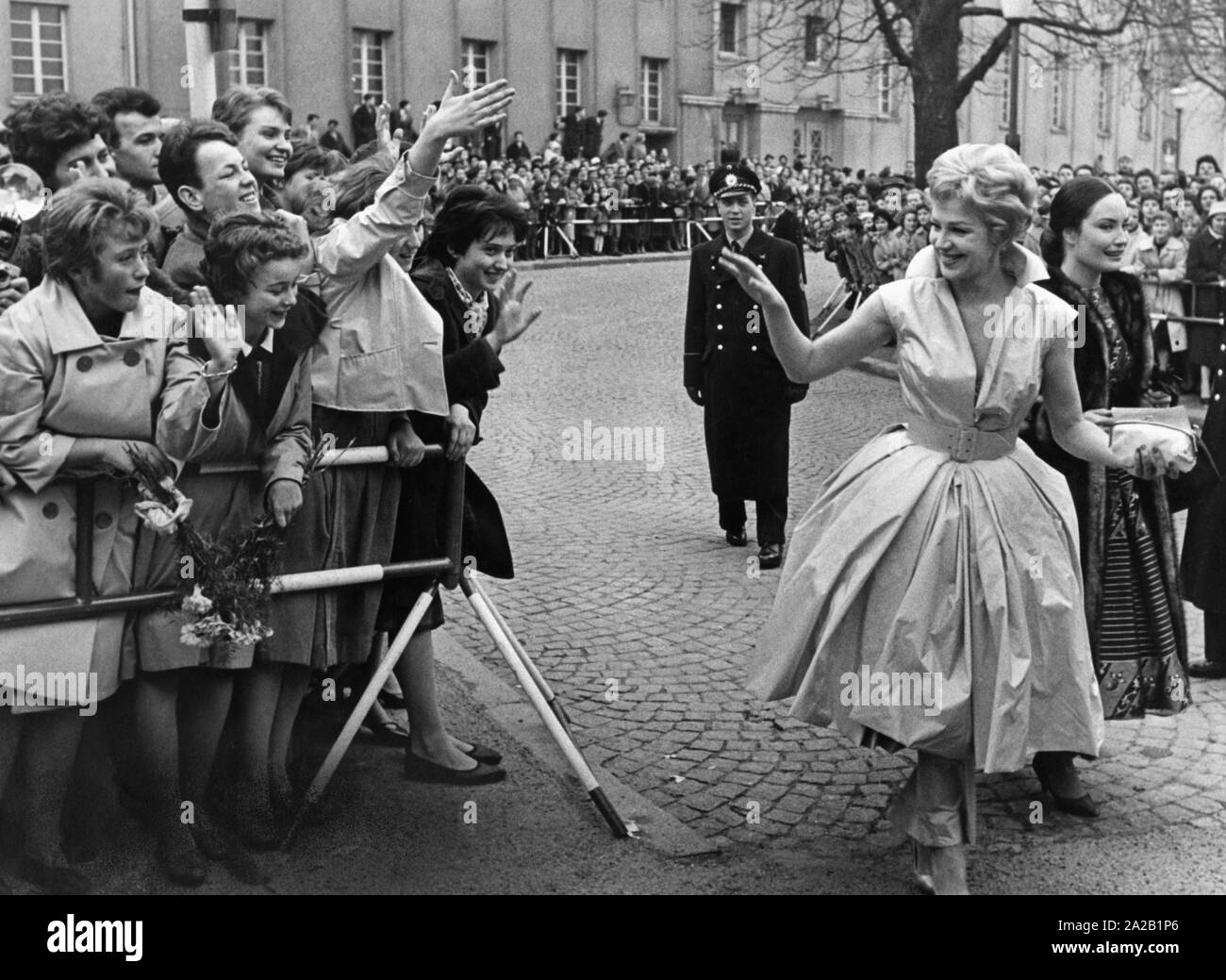 Hildegard Knef und Ellen Schwiers, bevor die Schwarzwaldhalle in Karlsruhe bei der Verleihung des Bambi Filmpreis. Sie werden bewundert von zahlreichen Fans, die hinter einer Barriere, 1959. Stockfoto