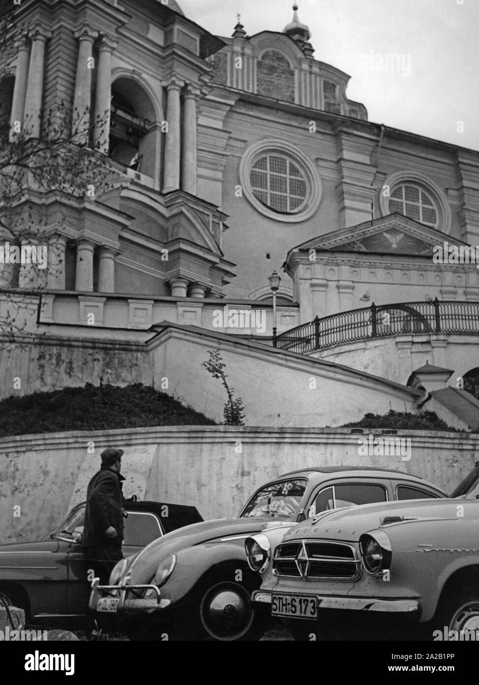 Autos vor der Uspenski Kathedrale von Smolensk, einschließlich einer Borgward Isabella und ein VW Käfer. Undatiertes Foto. Stockfoto