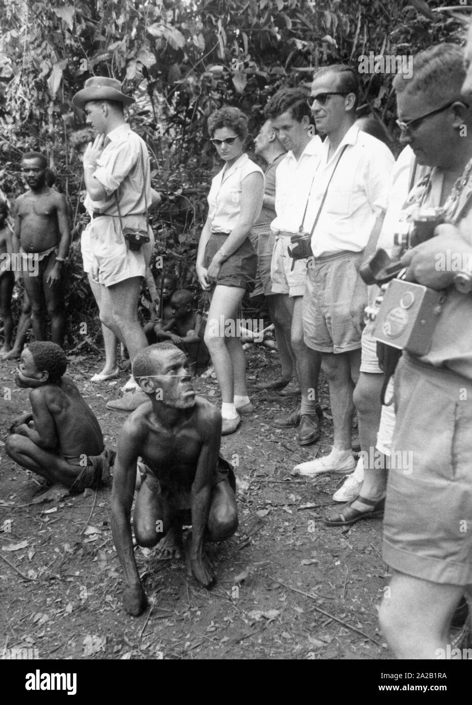 Touristen, die sich in der belgischen Kongo als Zuschauer, der sogenannten 'Monkey Dance" der Pygmäen. Copyright: Max Scheler/SZ Foto. Stockfoto