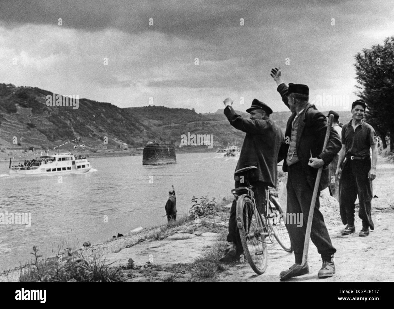 Männer Welle vom Ufer auf einem Schiff auf dem Rhein. Stockfoto