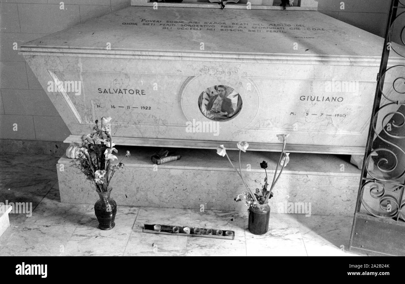 Foto der Sarg von Salvatore Giuliano in der ostfriedhof der Stadt von Montelepre in der Provinz Palermo (Sizilien). Ehemalige Volksheld Salvatore Giuliano (auch in Montelepre geboren) ist auf dem Friedhof begraben. Er war lange als eine Art "icilian Robin Hood" angesehen, aber er hatte auch Verbindungen mit der Mafia. Stockfoto