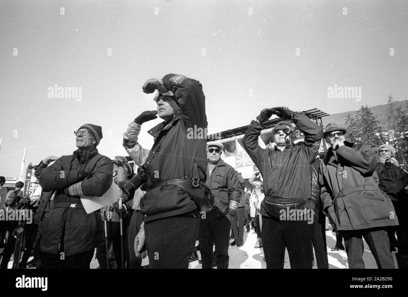 Die Alpine Ski-WM in Val Gardena zwischen 7.2.1970 und 15.2.1970, und er hatte die nur Wm so weit, deren Ergebnisse die Alpine Ski WM enthalten. Eine Gruppe von Journalisten schauen Sie oben an einer der Skipisten. Sie werden von der Sonne geblendet. Stockfoto