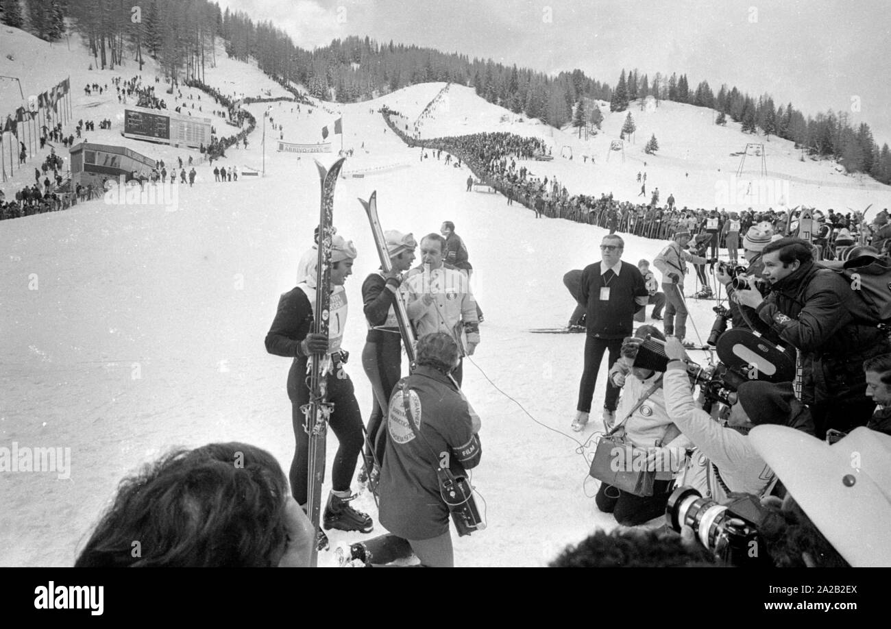 Die Alpine Ski-WM in Val Gardena zwischen 7.2.1970 und 15.2.1970, und er hatte die nur Wm so weit, deren Ergebnisse die Alpine Ski WM enthalten. Foto von zwei Athleten während einer TV-Interview im Zielbereich der?? eine Piste. Stockfoto