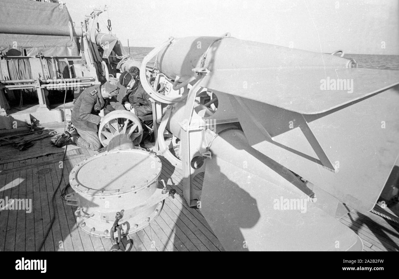 Die lindauer Klasse Coastal minehunter während einer Übung des 6 Minesweeper Squadron in der Nordsee. Hier, Soldaten bei der Arbeit auf der minesweeping Gang der Minesweeper. Soldaten mit einem sonobuoy für Clearing Seeminen mit einem akustischen Detonator. Stockfoto Die lindauer Klasse Coastal minehunter während einer Übung des 6 Minesweeper Squadron in der Nordsee. Hier, Soldaten bei der Arbeit auf der minesweeping Gang der Minesweeper. Soldaten mit einem sonobuoy für Clearing Seeminen mit einem akustischen Detonator. Stockfoto
