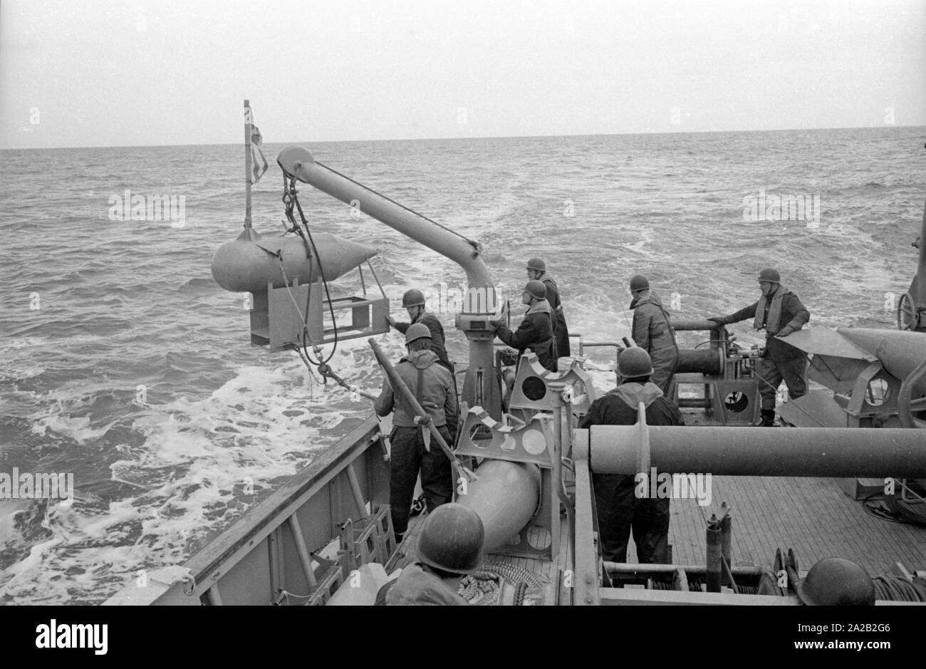 Die lindauer Klasse Coastal minehunter während einer Übung des 6 minesweeping Squadron in der Nordsee. Soldaten bei der Arbeit auf der minesweeping Gang der Minesweeper. Stockfoto Die lindauer Klasse Coastal minehunter während einer Übung des 6 minesweeping Squadron in der Nordsee. Soldaten bei der Arbeit auf der minesweeping Gang der Minesweeper. Stockfoto