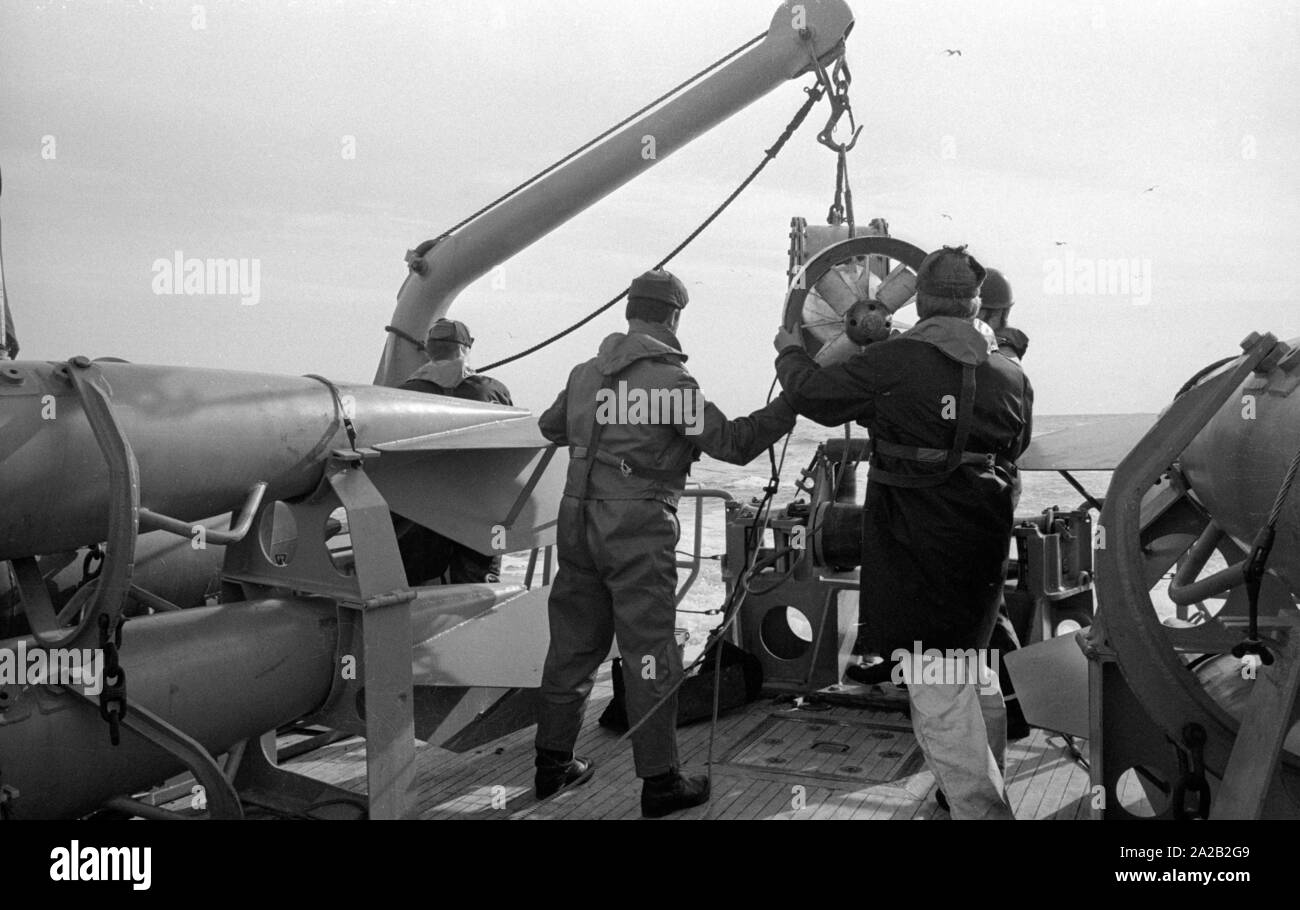 Die lindauer Klasse Coastal minehunter während einer Übung des 6 Minesweeper Squadron in der Nordsee. Soldaten bei der Arbeit auf der minesweeping Gang der Minesweeper. Stockfoto Die lindauer Klasse Coastal minehunter während einer Übung des 6 Minesweeper Squadron in der Nordsee. Soldaten bei der Arbeit auf der minesweeping Gang der Minesweeper. Stockfoto