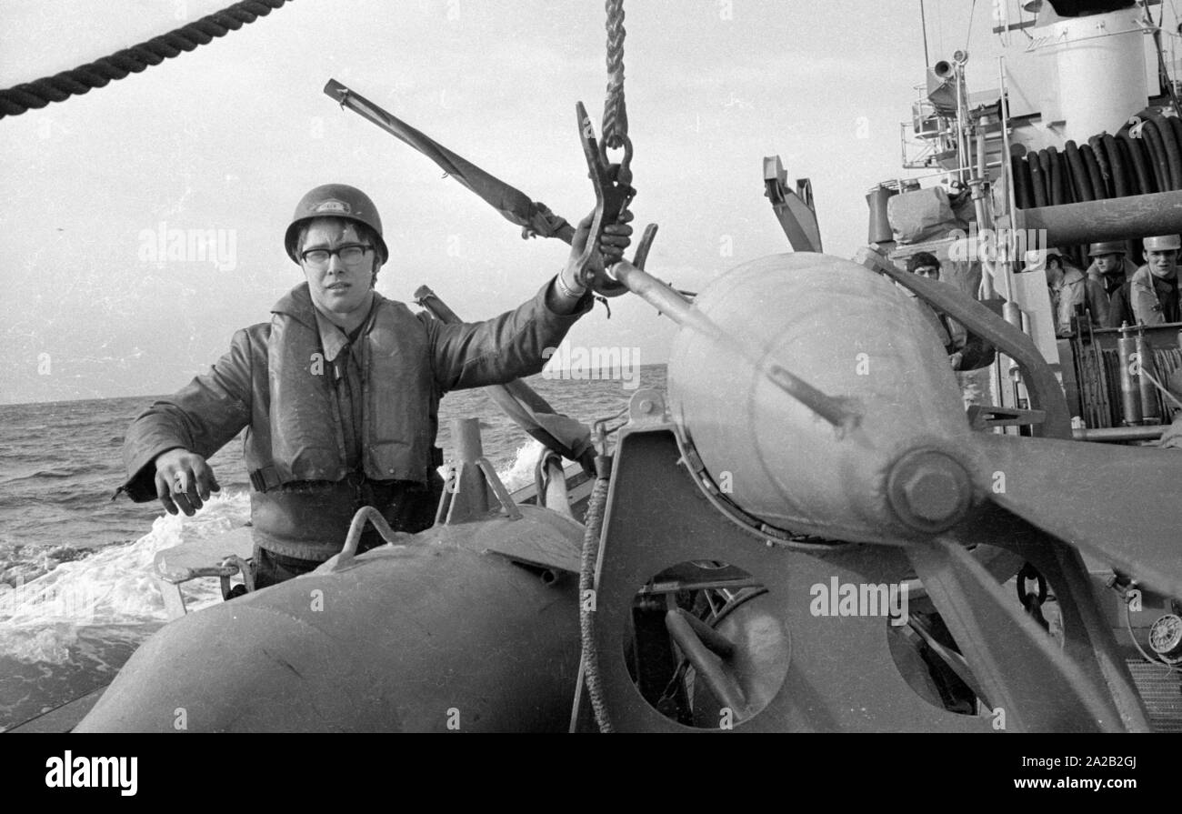 Die lindauer Klasse Coastal minehunter während einer Übung des 6 Minesweeper Squadron in der Nordsee. Soldaten bei der Arbeit auf der minesweeping Gang der Minesweeper. Stockfoto Die lindauer Klasse Coastal minehunter während einer Übung des 6 Minesweeper Squadron in der Nordsee. Soldaten bei der Arbeit auf der minesweeping Gang der Minesweeper. Stockfoto