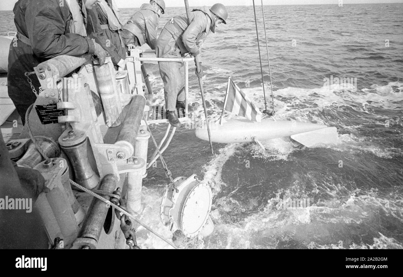 Die lindauer Klasse Coastal minehunter während einer Übung der 6. Minensuchgeschwader (6. Mine fegen Squadron) in der Nordsee. Soldaten bei der Arbeit auf der minesweeping Gang der Minesweeper. Hier, eine schwimmende Körper des minesweeping Gang. Stockfoto Die lindauer Klasse Coastal minehunter während einer Übung der 6. Minensuchgeschwader (6. Mine fegen Squadron) in der Nordsee. Soldaten bei der Arbeit auf der minesweeping Gang der Minesweeper. Hier, eine schwimmende Körper des minesweeping Gang. Stockfoto