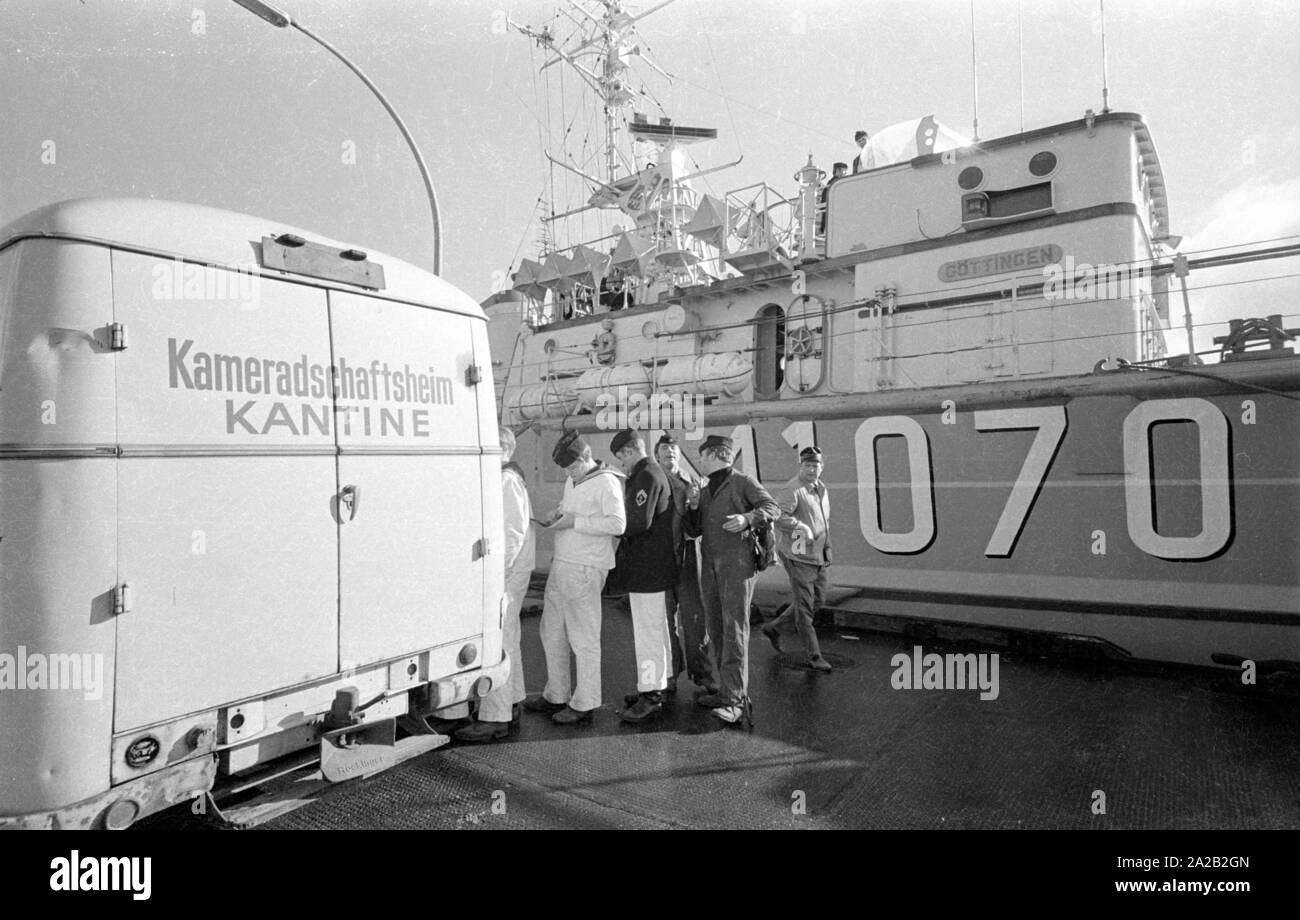 Soldaten der Deutschen Marine stehen in einer Kantine van in Wilhelmshaven. Sie gehörten zur Crew Lindau klasse Küsten minehunters während einer Übung der 6. Minensuchgeschwader (6. Mine fegen Squadron) in der Nordsee. Stockfoto Soldaten der Deutschen Marine stehen in einer Kantine van in Wilhelmshaven. Sie gehörten zur Crew Lindau klasse Küsten minehunters während einer Übung der 6. Minensuchgeschwader (6. Mine fegen Squadron) in der Nordsee. Stockfoto