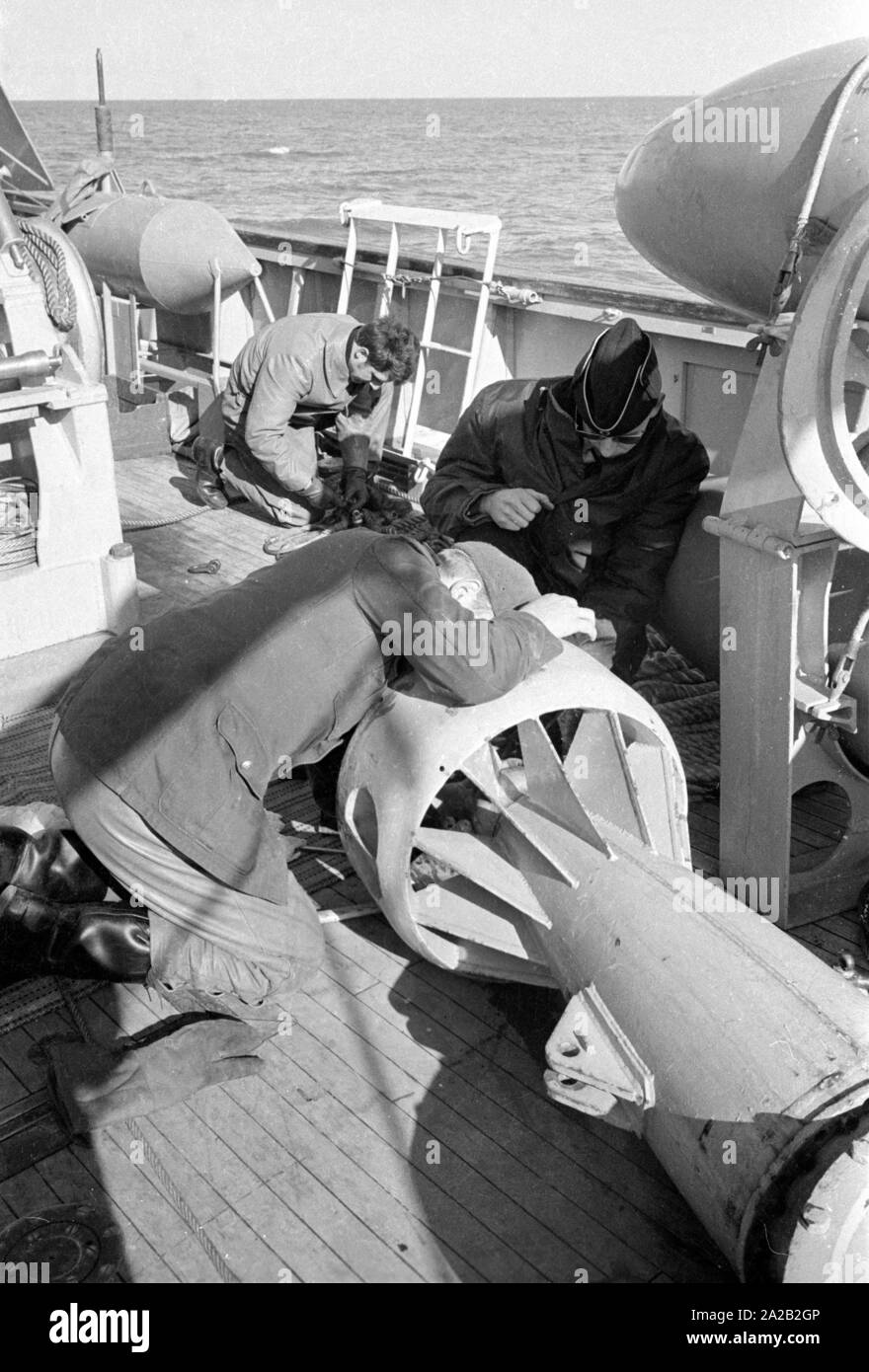 Die lindauer Klasse Coastal minehunter während einer Übung der 6. Minensuchgeschwader (6. Mine fegen Squadron) in der Nordsee. Soldaten bei der Arbeit auf der minesweeping Gang der Minesweeper. Soldaten mit einem sonobuoy für Clearing Seeminen mit einem akustischen Detonator. Stockfoto Die lindauer Klasse Coastal minehunter während einer Übung der 6. Minensuchgeschwader (6. Mine fegen Squadron) in der Nordsee. Soldaten bei der Arbeit auf der minesweeping Gang der Minesweeper. Soldaten mit einem sonobuoy für Clearing Seeminen mit einem akustischen Detonator. Stockfoto