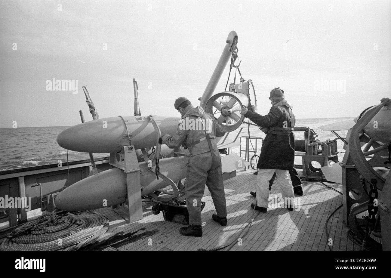 Die lindauer Klasse Coastal minehunter während einer Übung der 6. Minensuchgeschwader (6. Mine fegen Squadron) in der Nordsee. Hier, Soldaten bei der Arbeit auf der minesweeping Gang der Minesweeper. Auf der rechten Seite, ein sonobuoy. Stockfoto Die lindauer Klasse Coastal minehunter während einer Übung der 6. Minensuchgeschwader (6. Mine fegen Squadron) in der Nordsee. Hier, Soldaten bei der Arbeit auf der minesweeping Gang der Minesweeper. Auf der rechten Seite, ein sonobuoy. Stockfoto