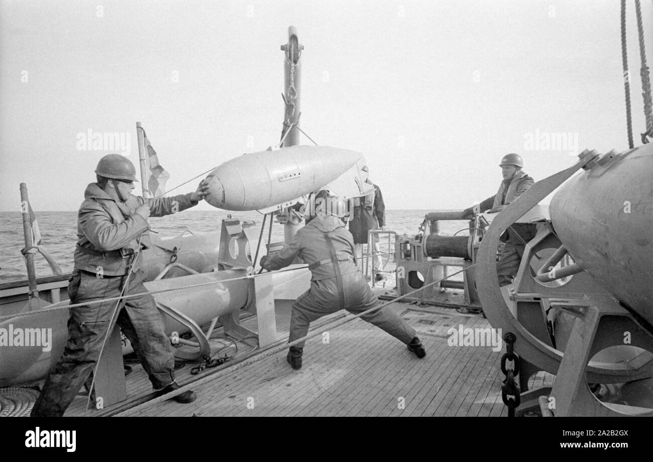 Die lindauer Klasse Coastal minehunter während einer Übung der 6. Minensuchgeschwader (6. Mine fegen Squadron) in der Nordsee. Soldaten bei der Arbeit auf der minesweeping Gang der Minesweeper. Stockfoto Die lindauer Klasse Coastal minehunter während einer Übung der 6. Minensuchgeschwader (6. Mine fegen Squadron) in der Nordsee. Soldaten bei der Arbeit auf der minesweeping Gang der Minesweeper. Stockfoto
