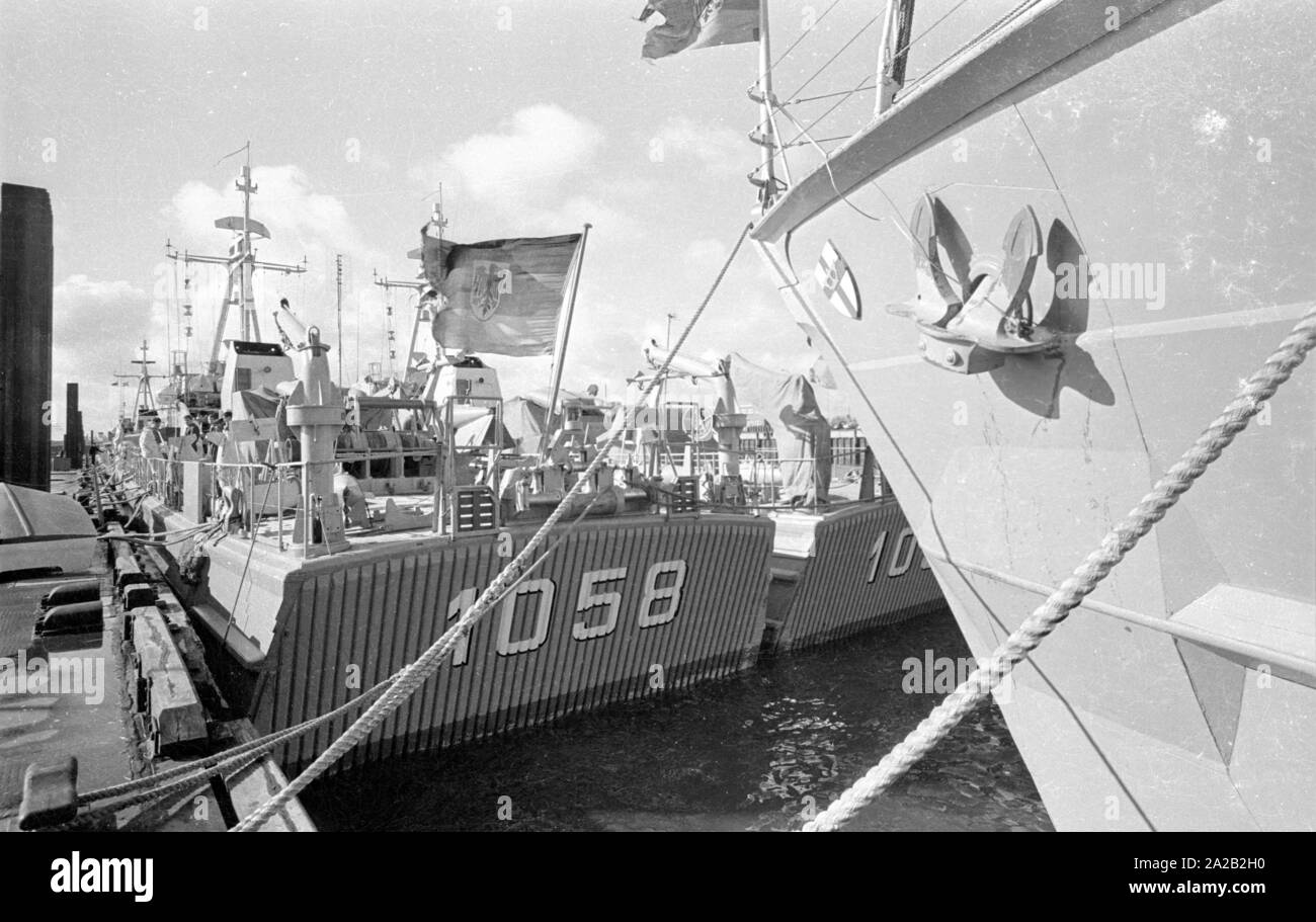 Minesweeper der Bundeswehr im Hafen. Foto der schnelle Minesweeper M 1058 'Mars' der Klasse 340. Auf der rechten Seite, den Bug des M 1071 "Koblenz". Stockfoto Minesweeper der Bundeswehr im Hafen. Foto der schnelle Minesweeper M 1058 'Mars' der Klasse 340. Auf der rechten Seite, den Bug des M 1071 "Koblenz". Stockfoto