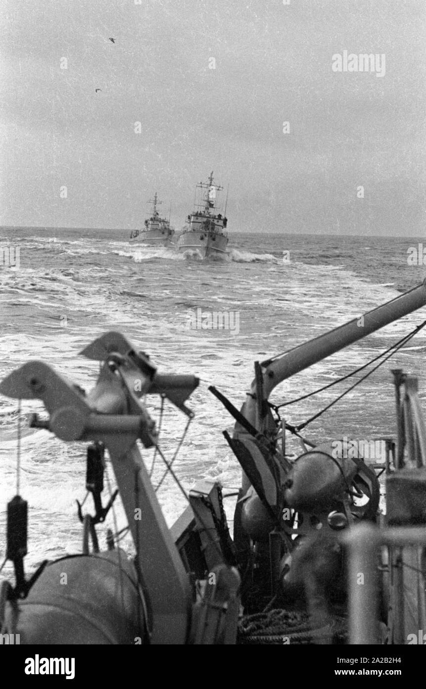 Die lindauer Klasse Coastal minehunter während einer Übung der 6. Minensuchgeschwader (6. Mine fegen Squadron) in der Nordsee. Blick auf die Schiffe der Formation marschierend zur Übung. Stockfoto Die lindauer Klasse Coastal minehunter während einer Übung der 6. Minensuchgeschwader (6. Mine fegen Squadron) in der Nordsee. Blick auf die Schiffe der Formation marschierend zur Übung. Stockfoto