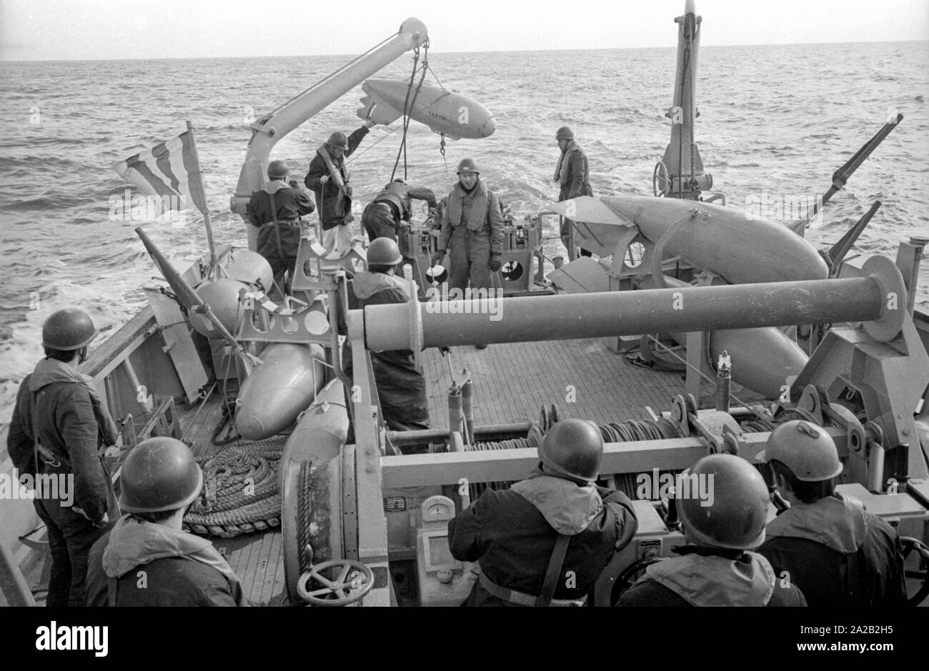 Die lindauer Klasse Coastal minehunter während einer Übung des 6 minesweeping Squadron in der Nordsee. Soldaten bei der Arbeit auf der minesweeping Gang der Minesweeper. Hier, eine schwimmende Körper des minesweeping Gang. Stockfoto Die lindauer Klasse Coastal minehunter während einer Übung des 6 minesweeping Squadron in der Nordsee. Soldaten bei der Arbeit auf der minesweeping Gang der Minesweeper. Hier, eine schwimmende Körper des minesweeping Gang. Stockfoto