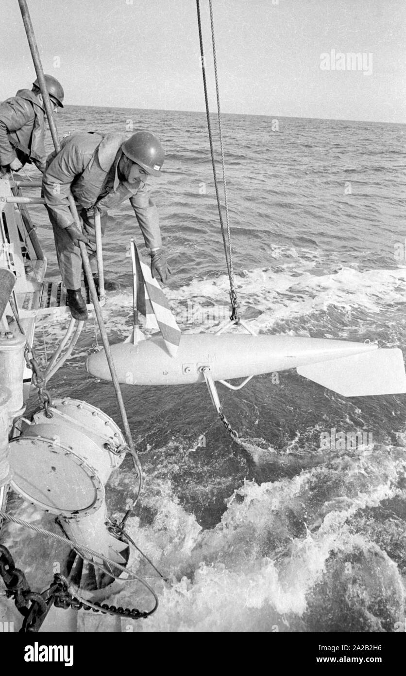 Die lindauer Klasse Coastal minehunter während einer Übung der 6. Minensuchgeschwader (6. Mine fegen Squadron) in der Nordsee. Soldaten bei der Arbeit auf der minesweeping Gang der Minesweeper. Hier, eine schwimmende Körper des minesweeping Gang. Stockfoto Die lindauer Klasse Coastal minehunter während einer Übung der 6. Minensuchgeschwader (6. Mine fegen Squadron) in der Nordsee. Soldaten bei der Arbeit auf der minesweeping Gang der Minesweeper. Hier, eine schwimmende Körper des minesweeping Gang. Stockfoto
