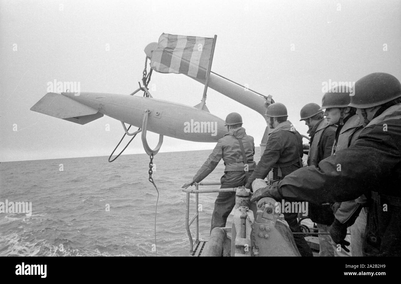 Die lindauer Klasse Coastal minehunter während einer Übung des 6 minesweeping Squadron in der Nordsee. Soldaten bei der Arbeit auf der minensucher Gang. Hier sind Sie ziehen ein Schwimmer der Clearing- Gerät. Stockfoto Die lindauer Klasse Coastal minehunter während einer Übung des 6 minesweeping Squadron in der Nordsee. Soldaten bei der Arbeit auf der minensucher Gang. Hier sind Sie ziehen ein Schwimmer der Clearing- Gerät. Stockfoto