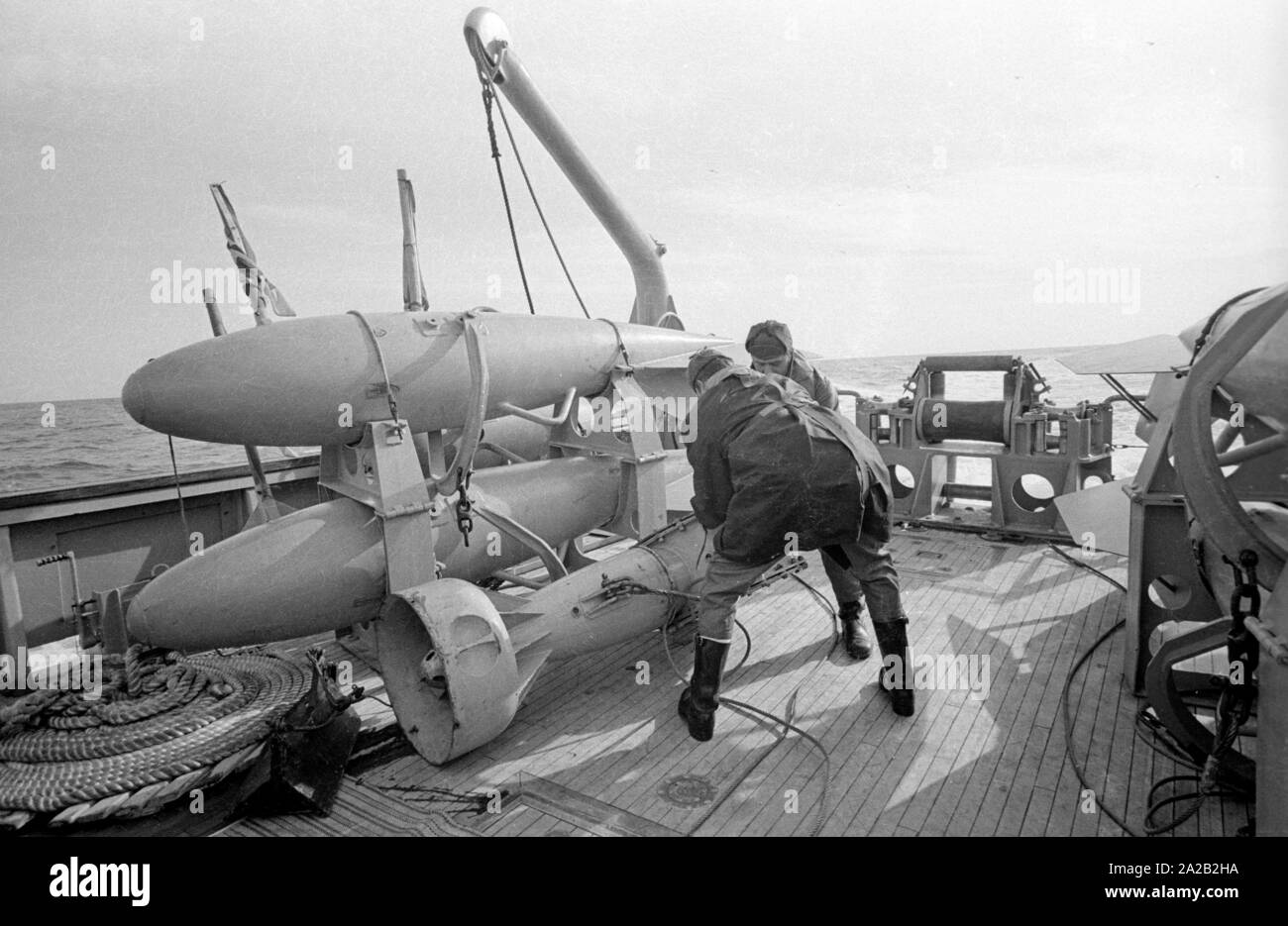Die lindauer Klasse Coastal minehunter während einer Übung des 6 Minesweeper Squadron in der Nordsee. Soldaten bei der Arbeit auf der minesweeping Gang der Minesweeper. Stockfoto Die lindauer Klasse Coastal minehunter während einer Übung des 6 Minesweeper Squadron in der Nordsee. Soldaten bei der Arbeit auf der minesweeping Gang der Minesweeper. Stockfoto