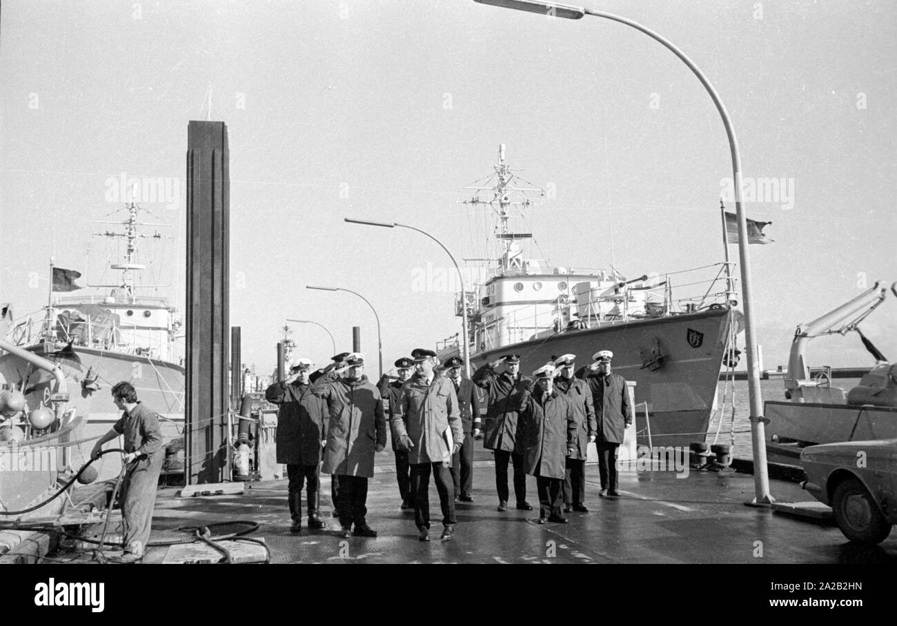 Lindau klasse Küsten Minensuchboote liegen am Kai des Naval Hafen Wilhelmshaven während einer Übung des 6 Minesweeper Squadron in der Nordsee. Marine Offiziere salutierte. Stockfoto Lindau klasse Küsten Minensuchboote liegen am Kai des Naval Hafen Wilhelmshaven während einer Übung des 6 Minesweeper Squadron in der Nordsee. Marine Offiziere salutierte. Stockfoto