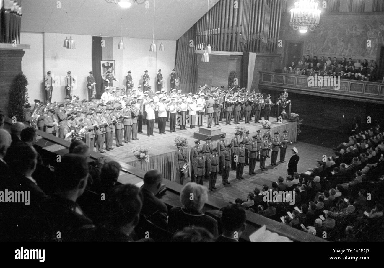 Eine Militärkapelle der Bundeswehr führt ein Konzert im Kongresssaal des Deutschen Museums. Stockfoto