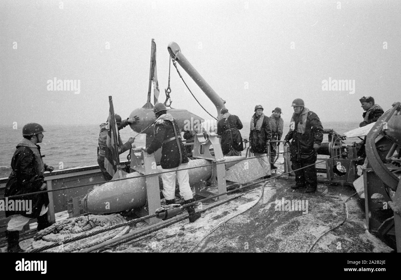 Die lindauer Klasse Coastal minehunter während einer Übung des 6 Minesweeper Squadron in der Nordsee. Soldaten bei der Arbeit auf der minesweeping Gang der Minesweeper. Stockfoto Die lindauer Klasse Coastal minehunter während einer Übung des 6 Minesweeper Squadron in der Nordsee. Soldaten bei der Arbeit auf der minesweeping Gang der Minesweeper. Stockfoto