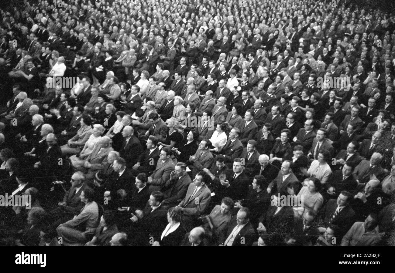 Eine Militärkapelle der Bundeswehr führt ein Konzert im Kongresssaal des Deutschen Museums. Stockfoto