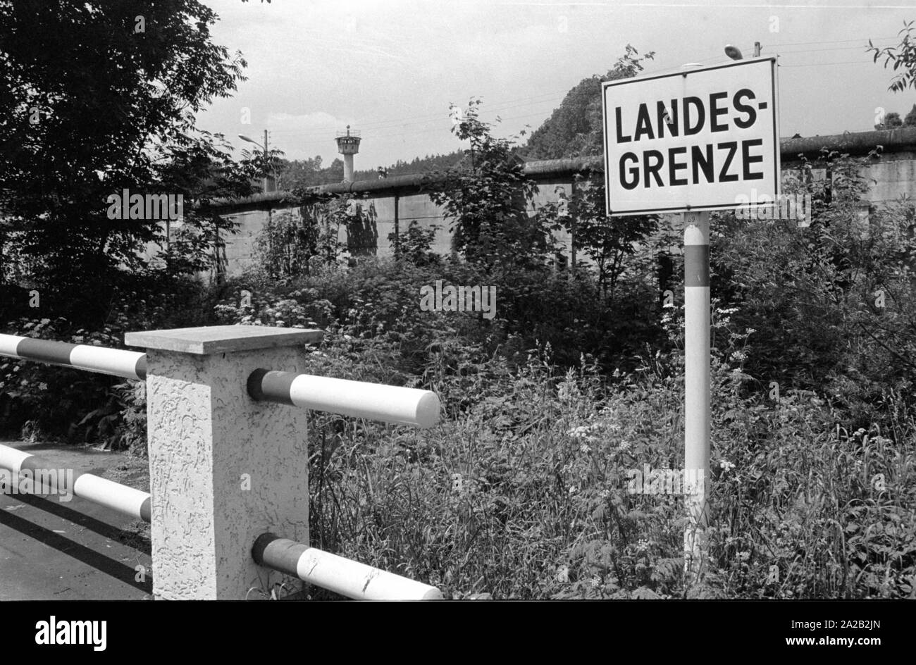 Das Dorf entlang der Tannbach Moedlareuth war im Anhang der verschiedenen Herrschaften des 16. Jahrhunderts beginnt. Nach dem letzten Weltkrieg, mit der Verlegung der Grenze zwischen dem amerikanischen und sowjetischen Sektoren unterteilt war, der östliche Teil in Thüringen wurde Teil der Sowjetischen Besatzungszone. Nach der Errichtung der Grenzanlagen eine Wand getrennt der Ort bis 1989. Stockfoto