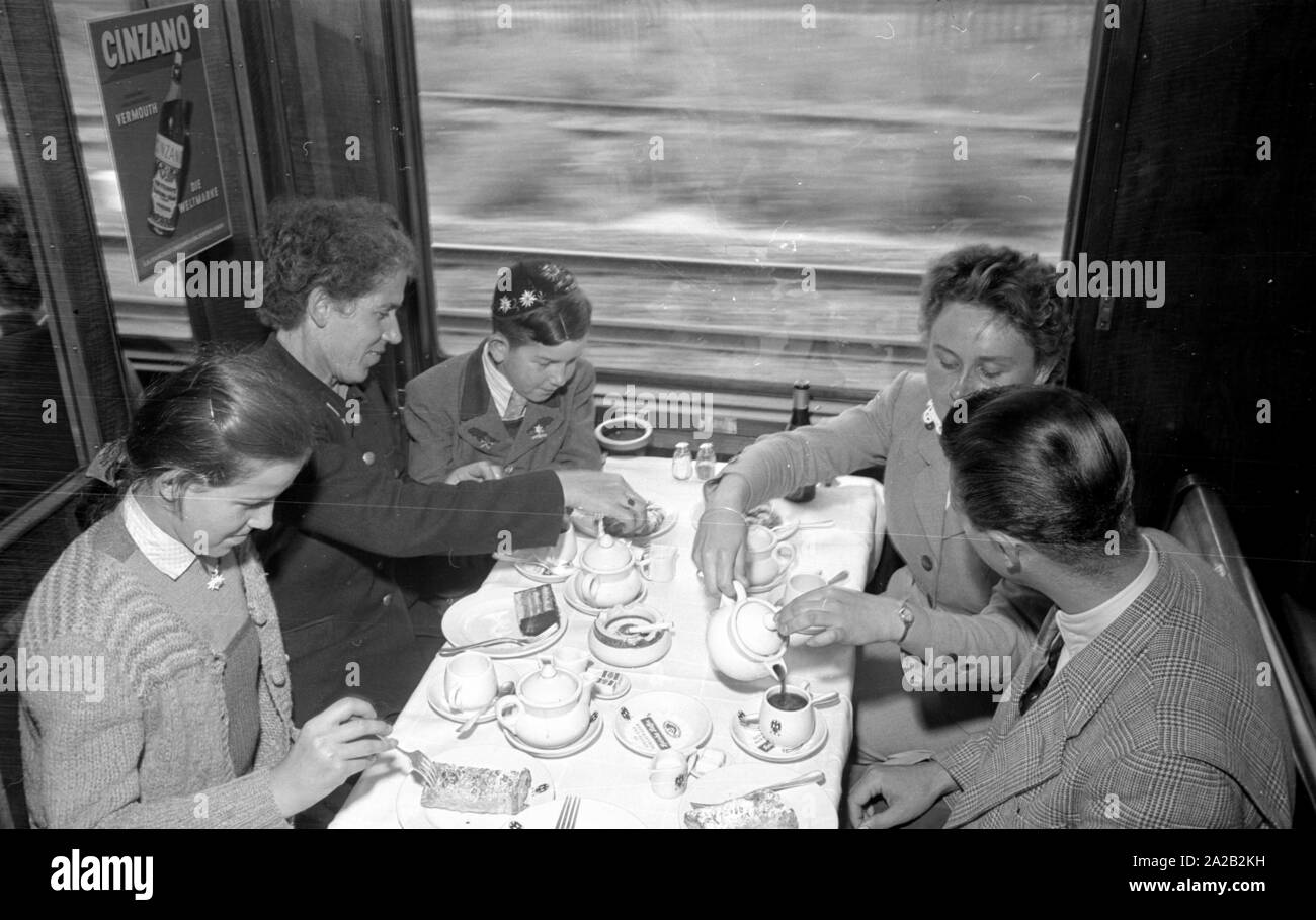 Passagiere, die im speisewagen essen Fotos und Bildmaterial in hoher Auflösung Alamy