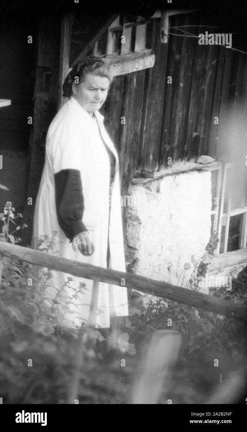 Foto von Ilse Hess, Frau des Kriegsverbrechers Rudolf Hess, vor ihrem Haus in Gailenberg, einem Ortsteil von Bad Hindelang im Allgäu. Ilse Hess eröffnet eine Rente in Gailenberg 1955, vielleicht im gleichen Haus. Stockfoto