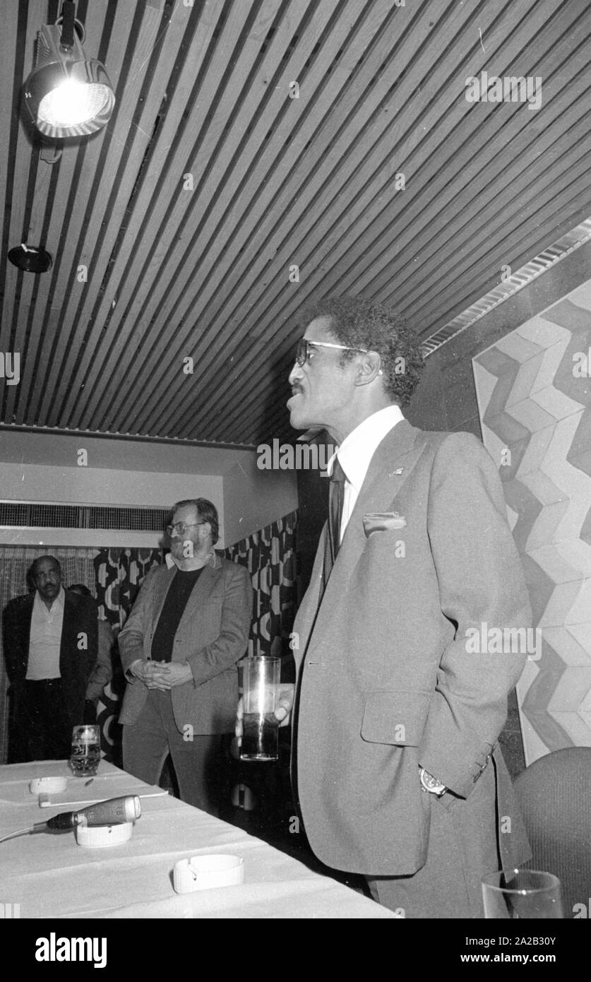 Das Bild zeigt Sammy Davis jr. Auf einer Pressekonferenz im Hotel Hilton in München, anlässlich der Erscheinung in der Olympiahalle. Stockfoto