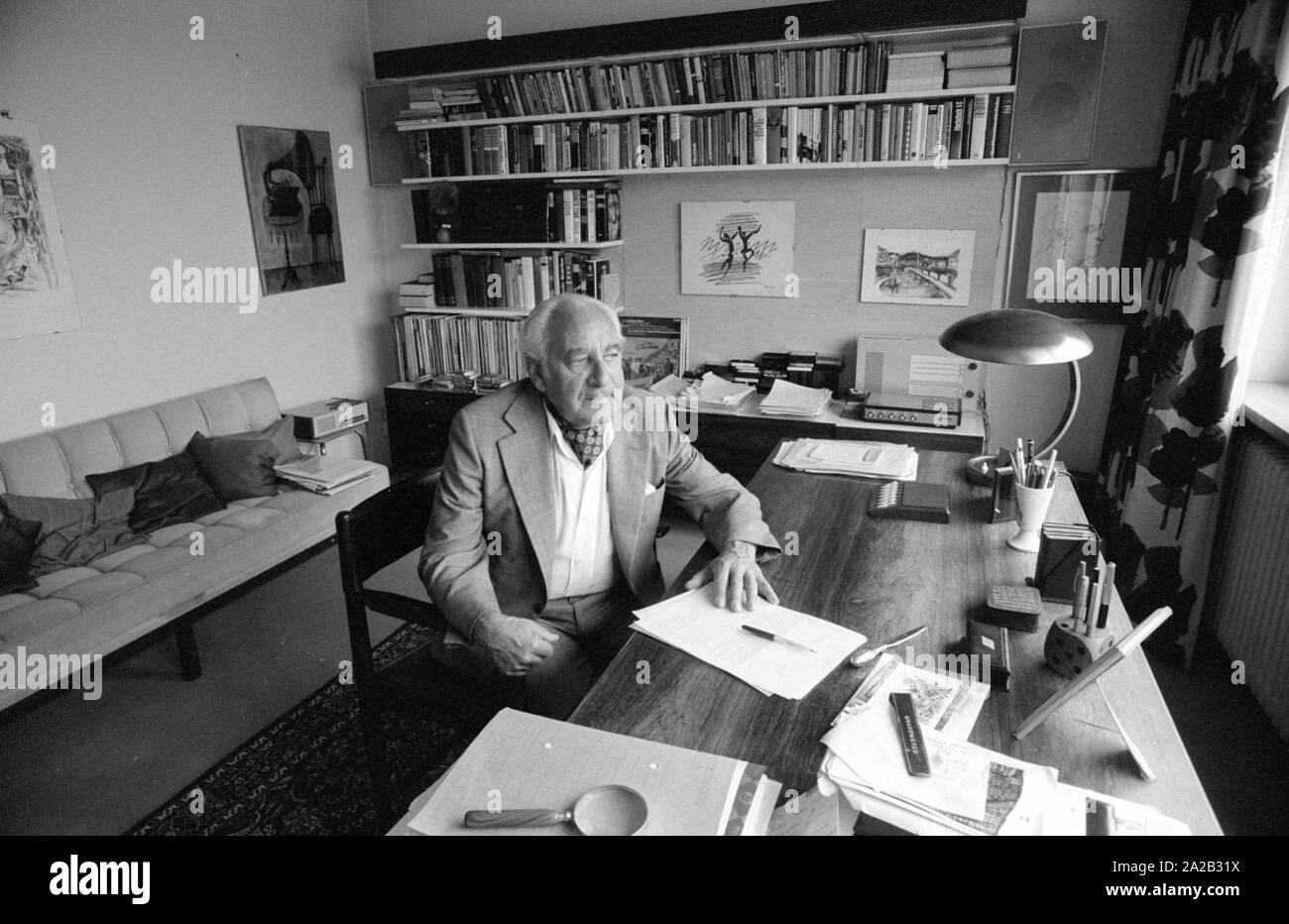 Das Bild zeigt den Schriftsteller, Drehbuchautor und Komponist Max Colpet in seiner Münchner Wohnung. Er erlangte Ruhm durch seine deutsche Texte für Songs wie "Wo sind all die Blumen weg' oder 'Eintrag Soldat". Er schrieb 5 Drehbücher für den Regisseur Billy Wilder. Stockfoto