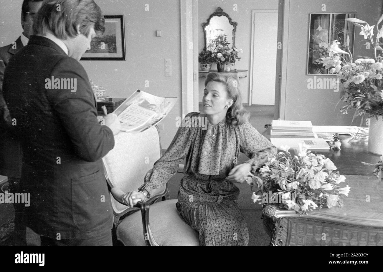 Nach einer diplomatischen Konferenz in Bonn, dem jordanischen König Hussein ich ein paar Tage in Berchtesgaden verbracht mit seiner Frau Königin Nur (zivile Name: Lisa Halaby), jedoch anlässlich seines Geburtstages sie im Hotel "Vier Jahreszeiten" in München verbracht. Das Bild zeigt die Königin Nur (links) im Gespräch. Stockfoto