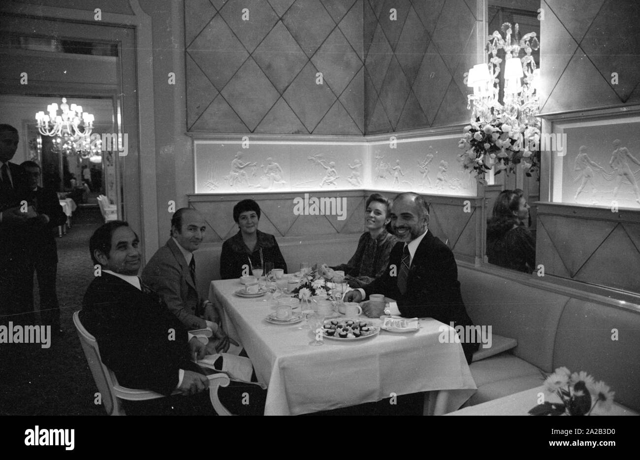 Nach einer diplomatischen Konferenz in Bonn, dem jordanischen König Hussein ich ein paar Tage in Berchtesgaden verbracht mit seiner Frau Königin Nur (zivile Name: Lisa Halaby), jedoch anlässlich seines Geburtstages sie im Hotel "Vier Jahreszeiten" in München verbracht. Das Bild zeigt das königliche Paar (rechts) mit den Gästen im Restaurant des Hotels. Stockfoto