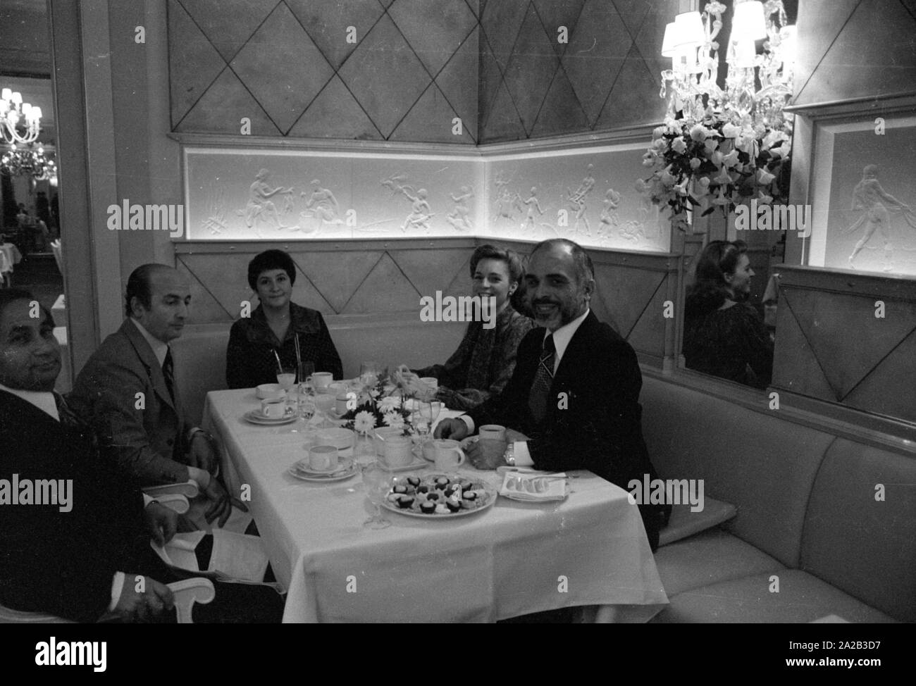 Nach einer diplomatischen Konferenz in Bonn, dem jordanischen König Hussein ich ein paar Tage in Berchtesgaden verbracht mit seiner Frau Königin Nur (zivile Name: Lisa Halaby), jedoch anlässlich seines Geburtstages sie im Hotel "Vier Jahreszeiten" in München verbracht. Das Bild zeigt das königliche Paar (rechts) mit den Gästen im Restaurant des Hotels. Stockfoto