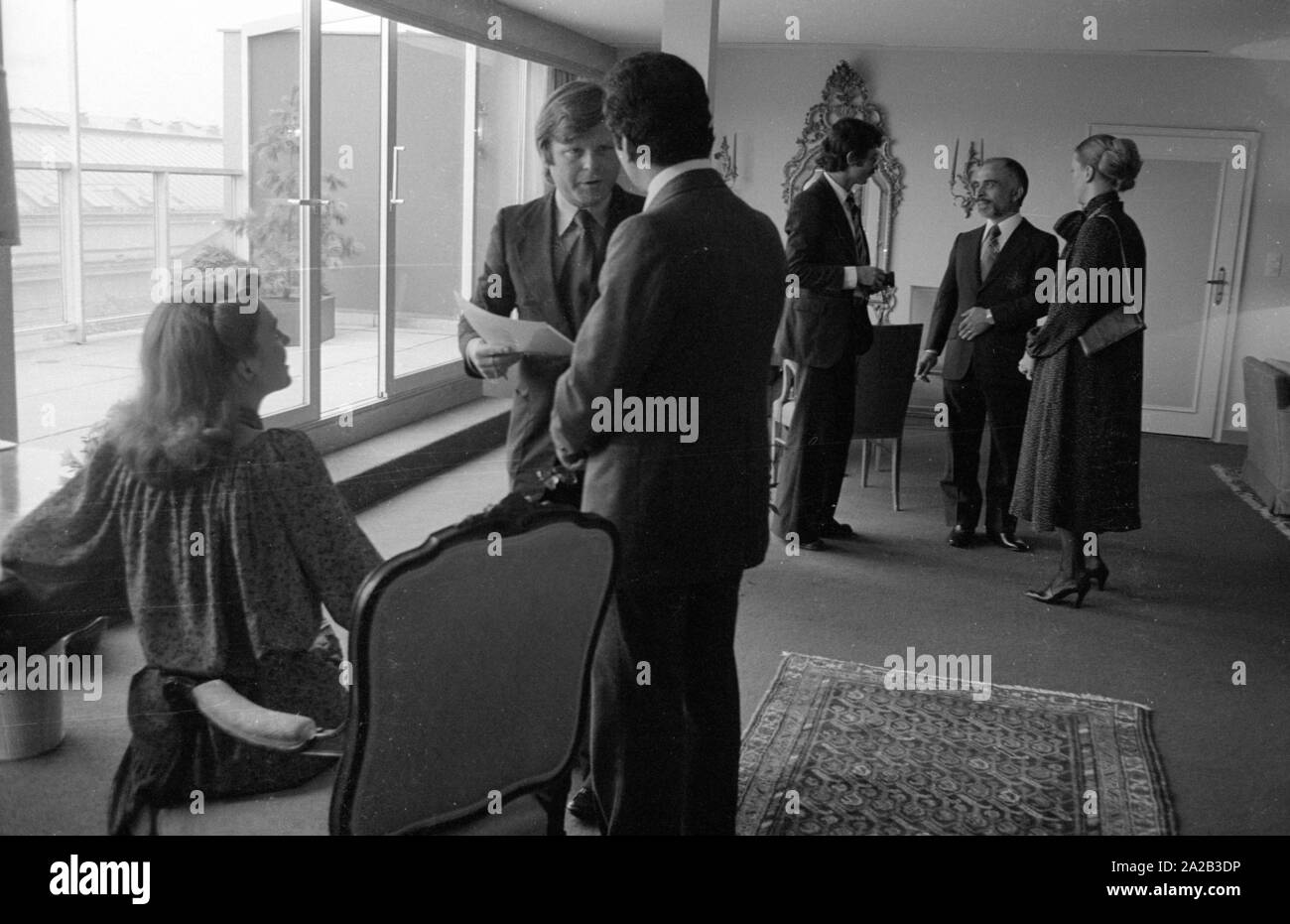 Nach einer diplomatischen Konferenz in Bonn, dem jordanischen König Hussein ich ein paar Tage in Berchtesgaden verbracht mit seiner Frau Königin Nur (zivile Name: Lisa Halaby), jedoch anlässlich seines Geburtstages sie im Hotel "Vier Jahreszeiten" in München verbracht. Das Bild zeigt König Hussein (hinten Mitte) und die Königin Nur (links) im Gespräch. Stockfoto