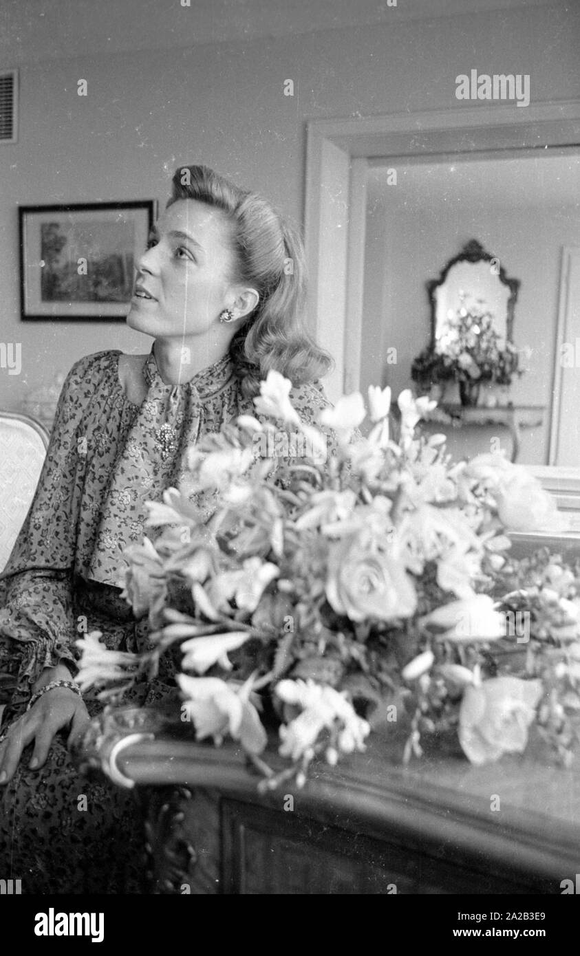 Nach einer diplomatischen Konferenz in Bonn, dem jordanischen König Hussein ich ein paar Tage in Berchtesgaden verbracht mit seiner Frau Königin Nur (zivile Name: Lisa Halaby), jedoch anlässlich seines Geburtstages sie im Hotel "Vier Jahreszeiten" in München verbracht. Das Bild zeigt die Königin Nur. Stockfoto