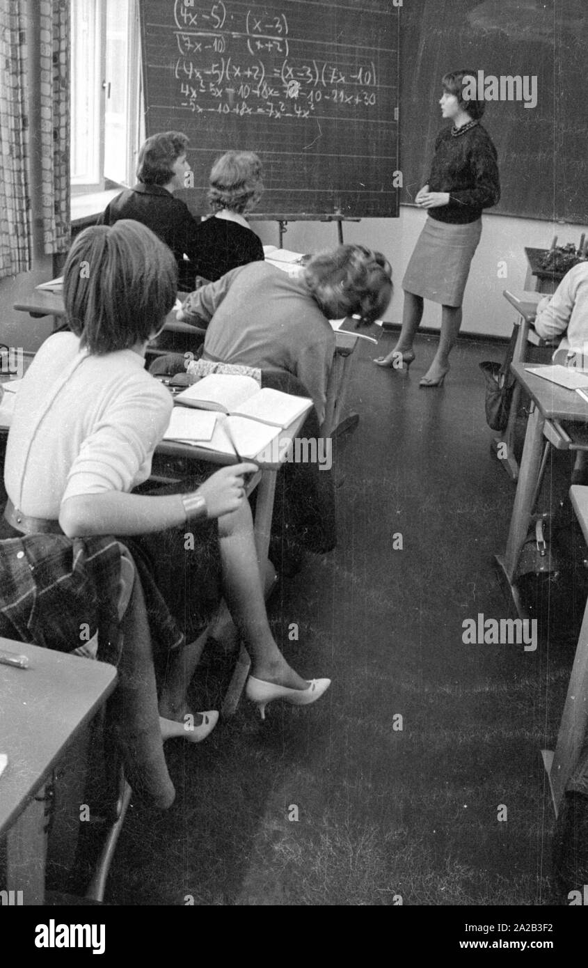 Mathematik Klasse an einer Schule in Deutschland. Ein Student löst ein Problem an die Tafel. Stockfoto