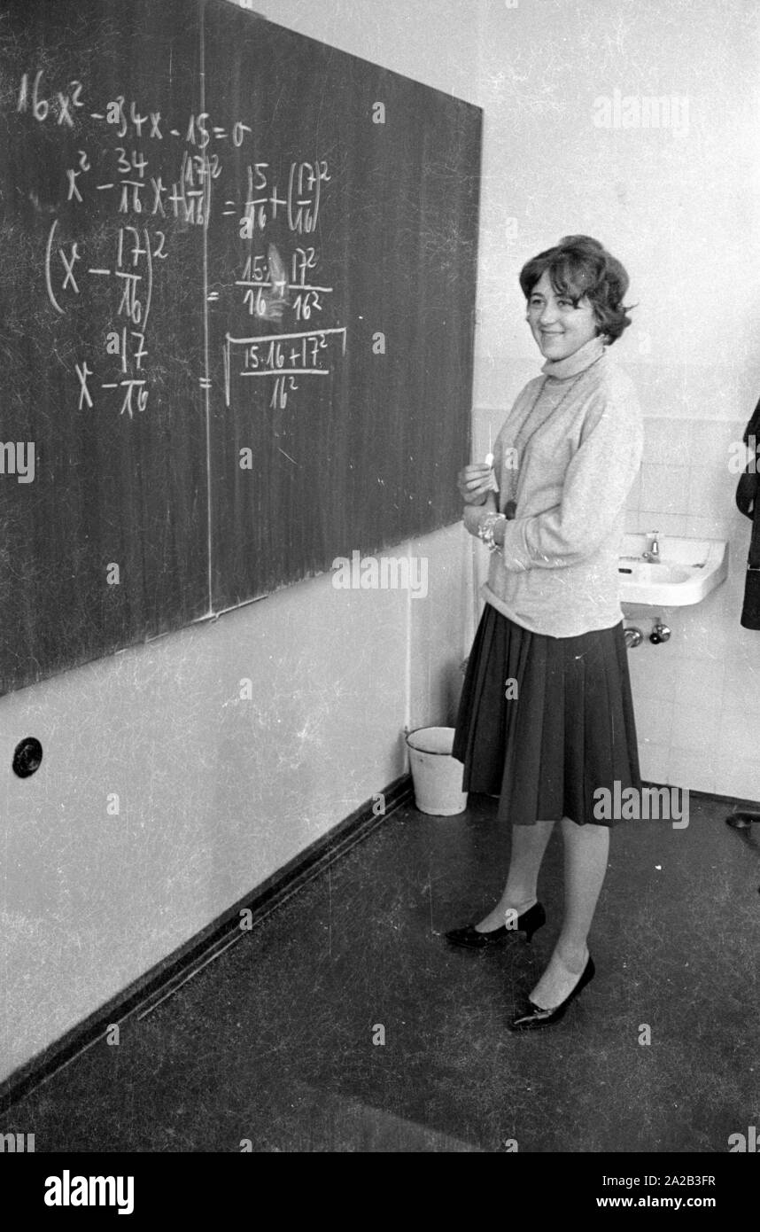 Mathematik Klasse an einer Schule in Deutschland. Ein Student löst ein Problem an die Tafel. Stockfoto