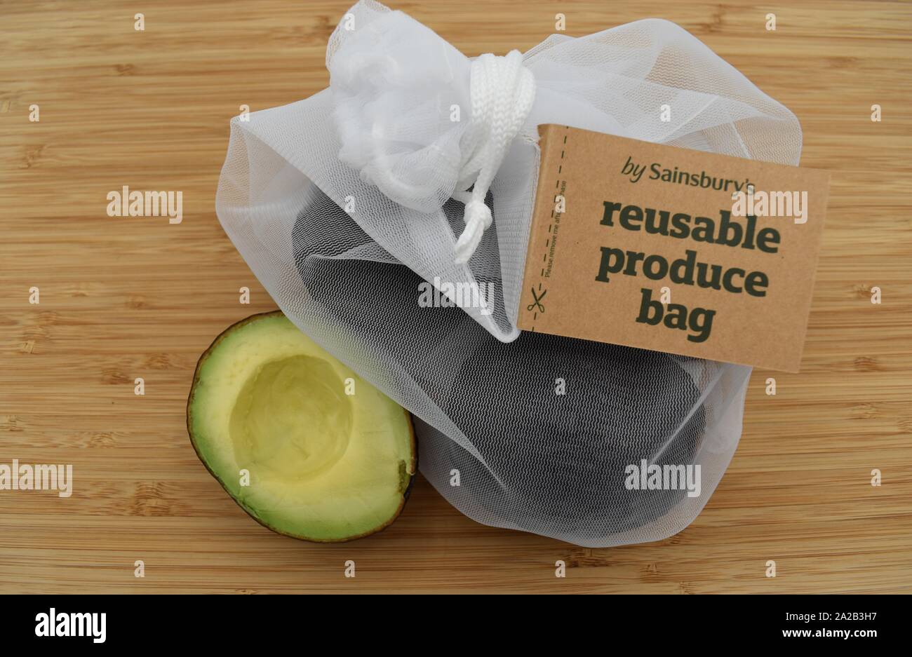 Sainsbury's produzieren wiederverwendbare Tasche. Sainsbury's haben Plastiktüten mit diesem mit Kordelzug aus 100% recycelten Plastikflaschen ersetzt. Stockfoto
