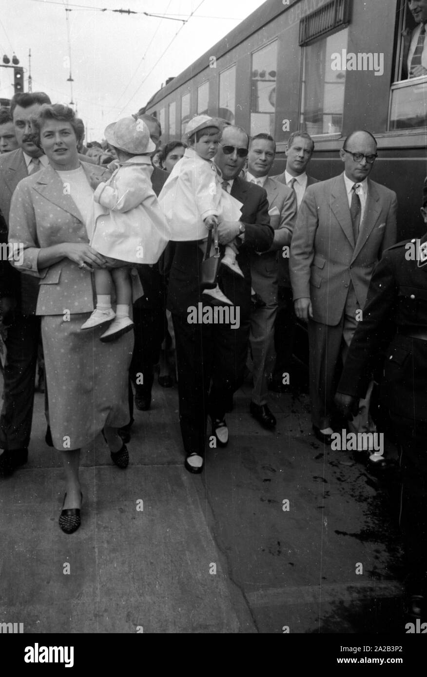 Ankunft von Ingrid Bergman, ihr Mann Roberto Rossellini und ihre Kinder am Münchner Hauptbahnhof. Sie kamen in München wahrscheinlich für die Dreharbeiten oder der Premiere ihres neuen Films "Angst". Stockfoto