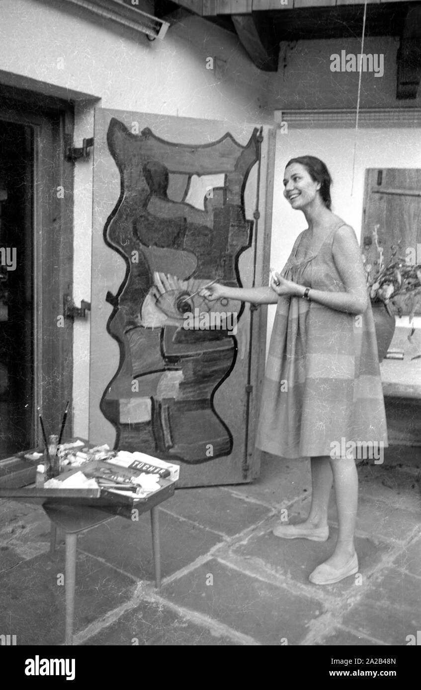 Das Bild zeigt Simone Bicheron, die vierte Ehefrau von Curd Jürgens beim Lackieren von zwei grosse Türen. Sie malte die Türen ihres neuen Immobilien in Villefranche-sur-Mer in Südfrankreich, von Juergens 1959 gekauft. Stockfoto